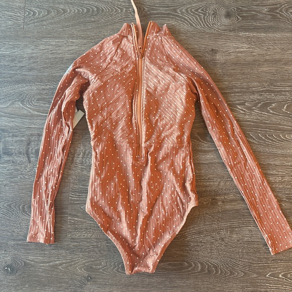 never been worn rip curl performance fit. lightly padded - LOVE! - Picture 2 of 3